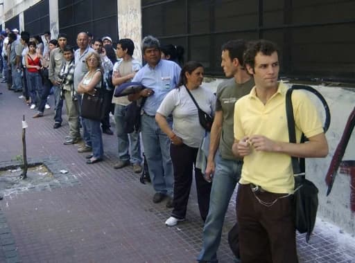 Más gente, desocupada o disconforme, sale a buscar trabajo mientras la oferta de empleos se contrae