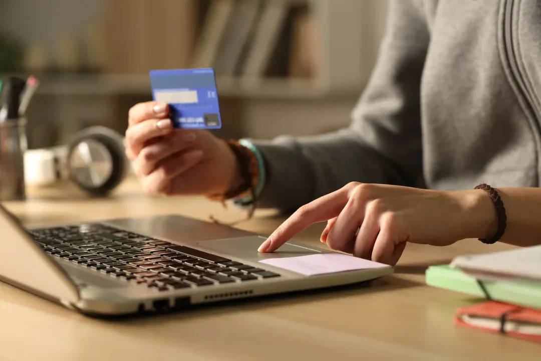 Las compras al exterior vía courier rompen otro récord y ya equivalen al 40% de las ventas en shoppings