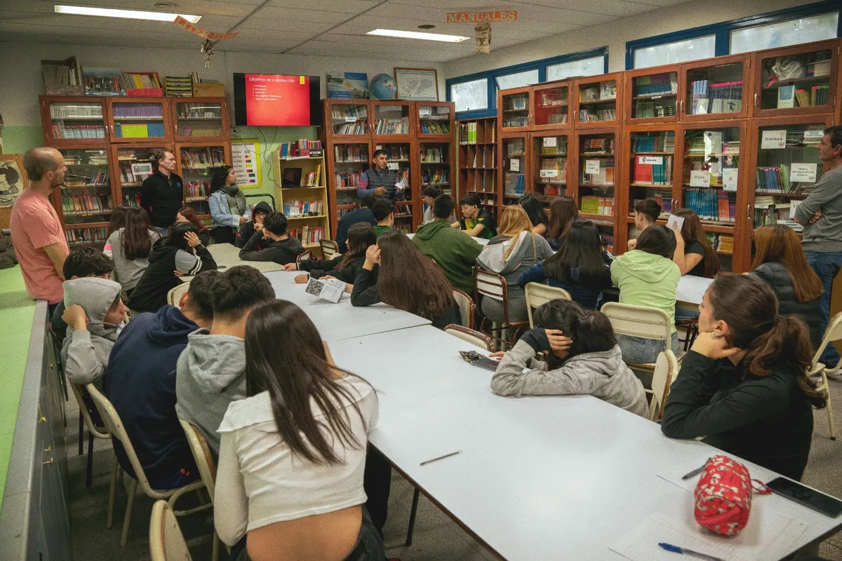 "ADER en la mesa" llegó a la Escuela 729