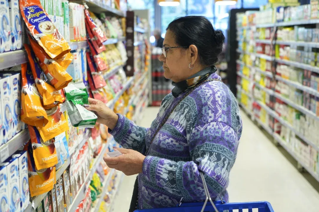 Los alimentos y servicios en la Argentina se encarecen en dólares