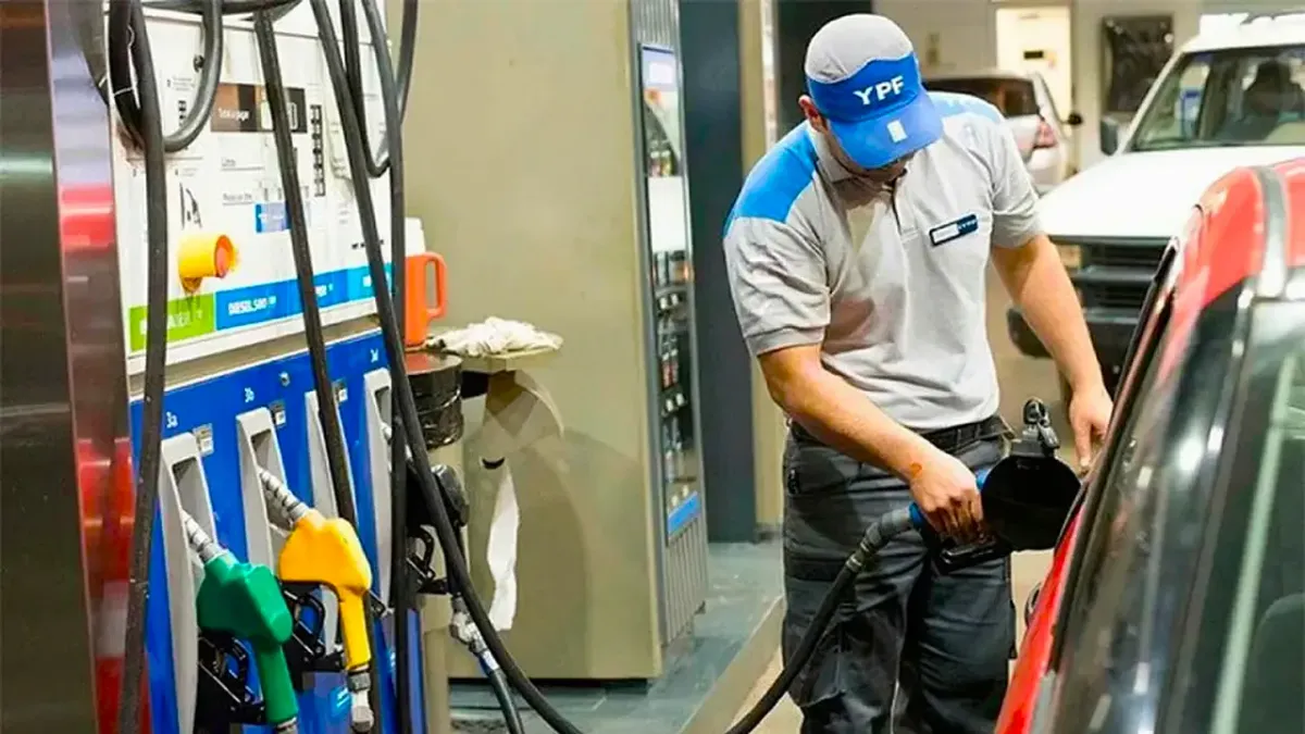 El gasto en nafta para los hogares argentinos aumentó casi $39.000 por mes
