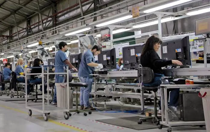 Crecimiento sin empleo: 8 de los 10 sectores de mayor expansión en la era Milei perdieron puestos laborales