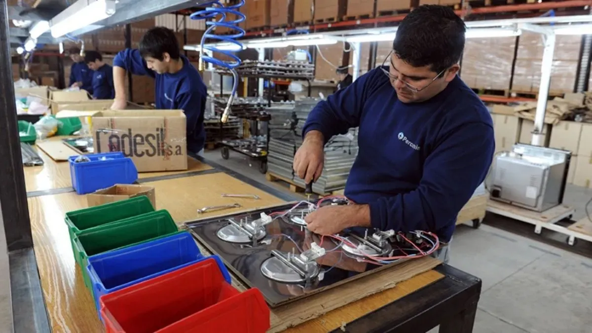 El empleo registrado se desplomó y ya hay casi 41.000 puestos menos en un año