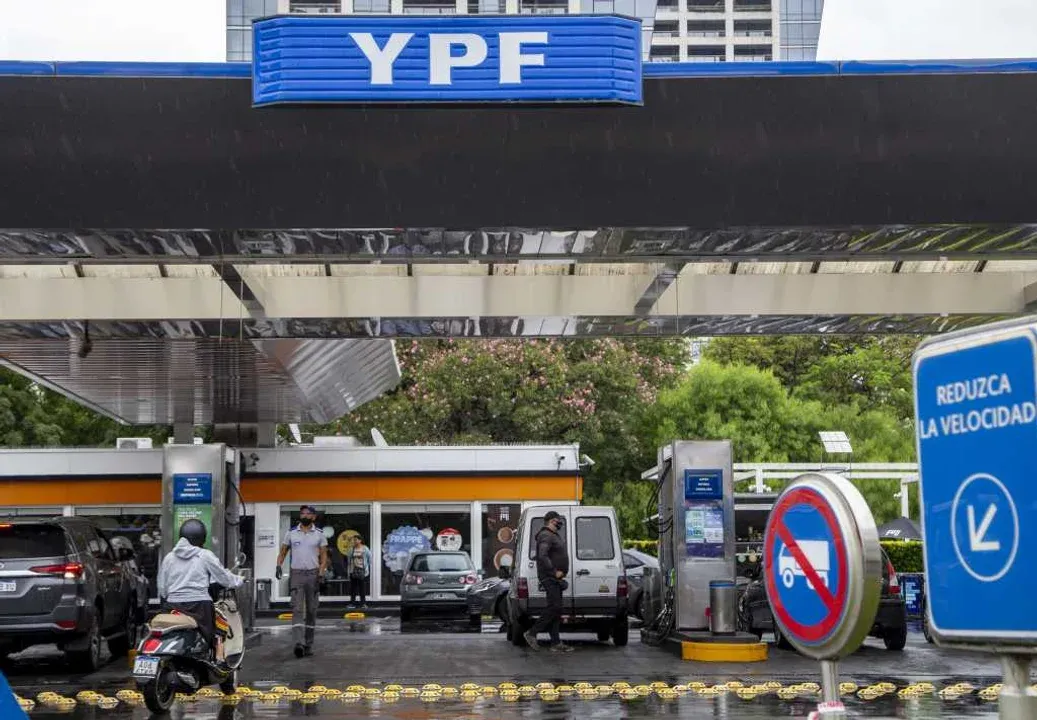 YPF confirmó un aumento del 1% en los combustibles