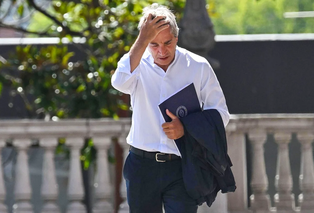 Complicación para Caputo: por ahora, la gente no saca los ahorros del colchón