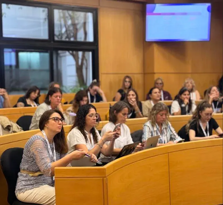 La inteligencia artificial empuja más a mujeres que a hombres a cambiar empleo