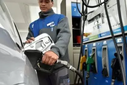 Otro síntoma del estancamiento: sigue la caída en la venta de combustible