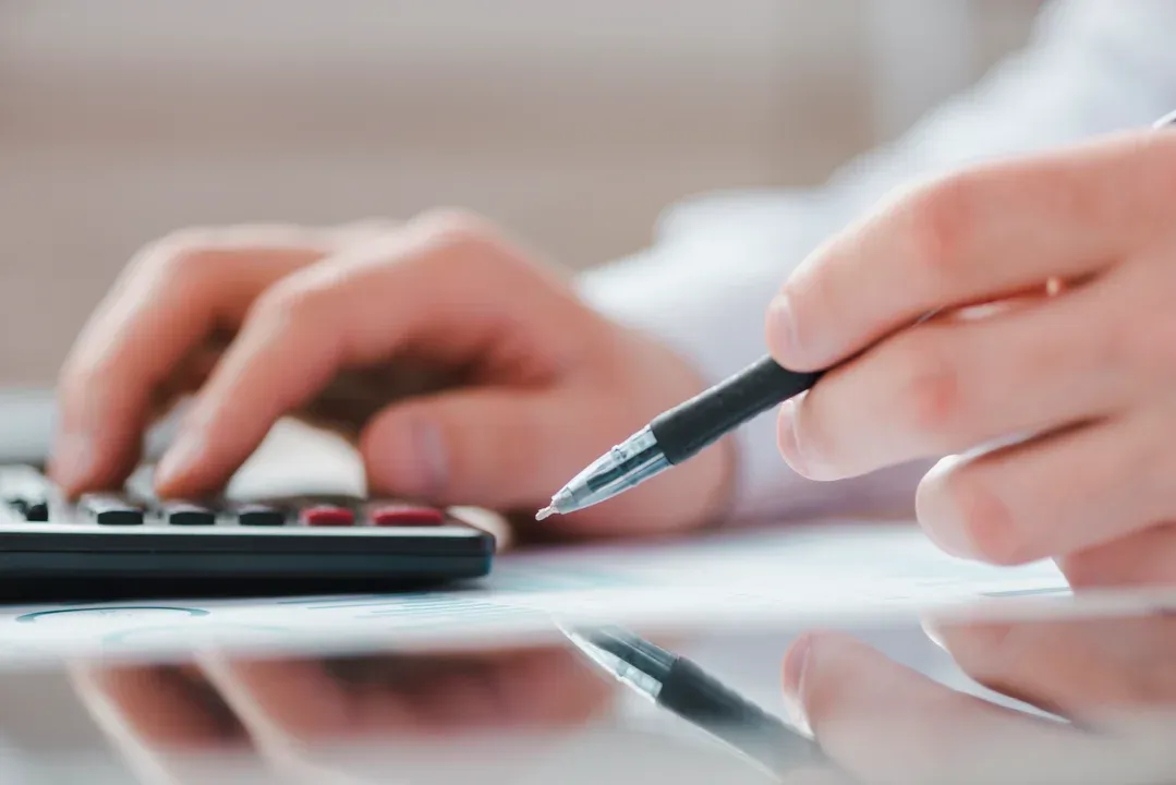Las empresas prevén realizar entre tres y cuatro ajustes salariales en 2026