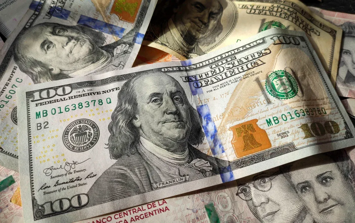 El dólar subió casi un 5% en el mes