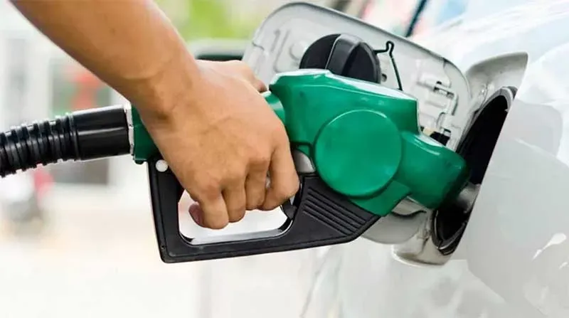 El Gobierno postergó otra vez la actualización del impuesto a los combustibles