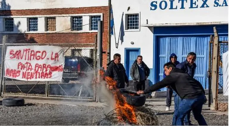 Soltex: Más de 300 días sin cobrar, cubiertas quemadas y un reclamo desesperado