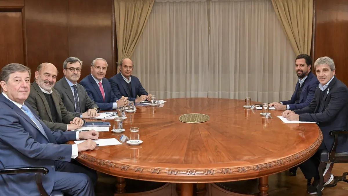 Luis Caputo recibió a las autoridades de la UIA